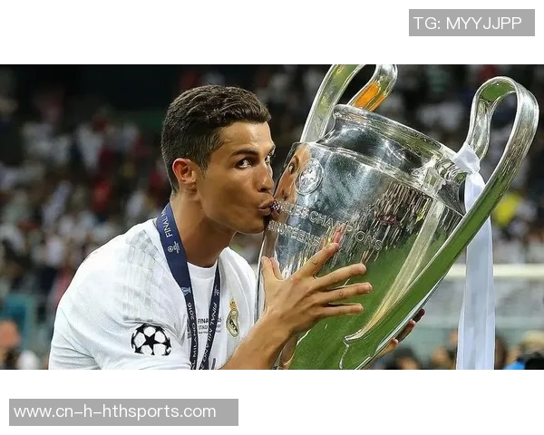 C罗训练中展现灿烂笑容期待新赛季精彩表现和更多进球挑战